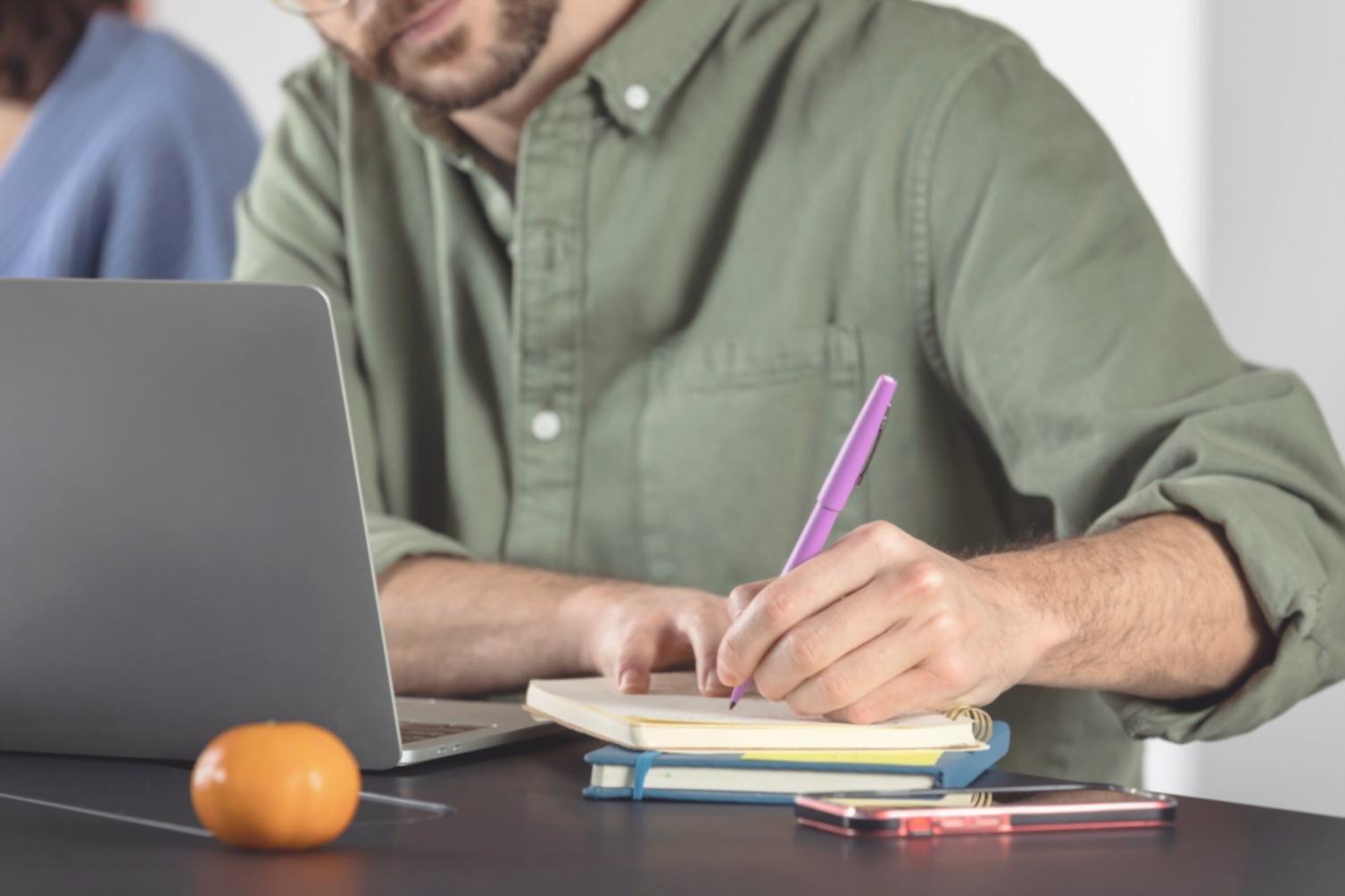 Sesión de análisis financiero con documentos y gráficos presupuestarios